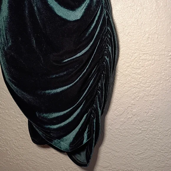 Moalluom Green Velvet Mini Dress - Picture 6 of 7
